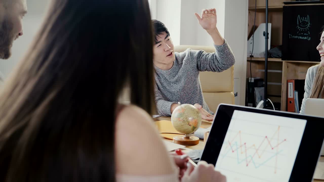 행복한 아시아 젊은 사업가가 금융 회사 직원 회의에서 이야기합니다. 다민족 팀은 암호화폐를 논의합니다.