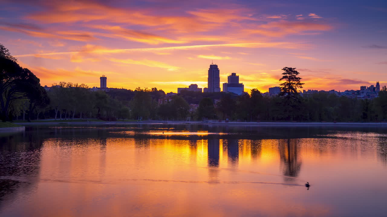 Timelapse do horizonte de Madrid ao nascer do sol.