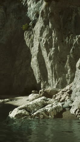 acantilados rocosos de la playa