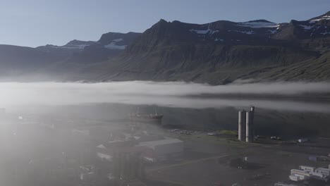 Elevándose-A-Través-De-La-Niebla-En-El-Pueblo-Pesquero-De-Reydarfjordur-En-El-Pintoresco-Fiordo-En-Islandia