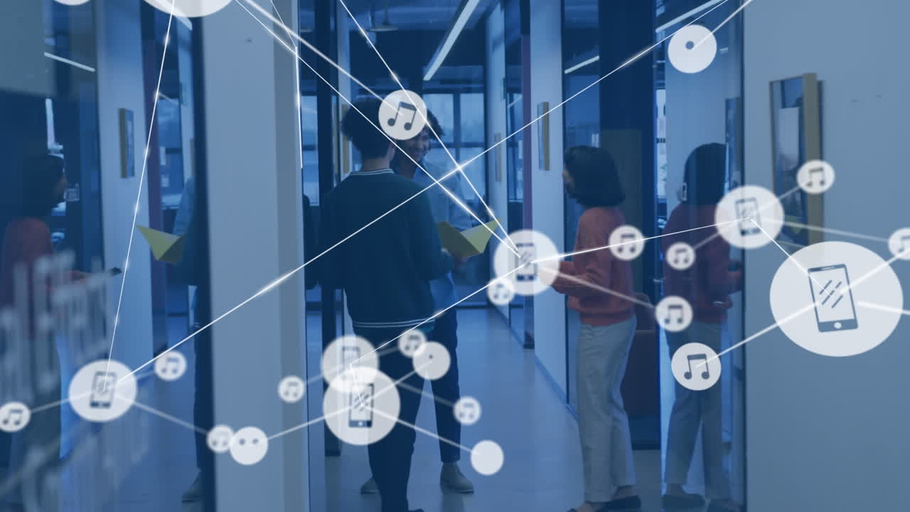 다양한 동료들이 사무실에서 함께 토론하는 디지털 아이콘 네트워크의 애니메이션