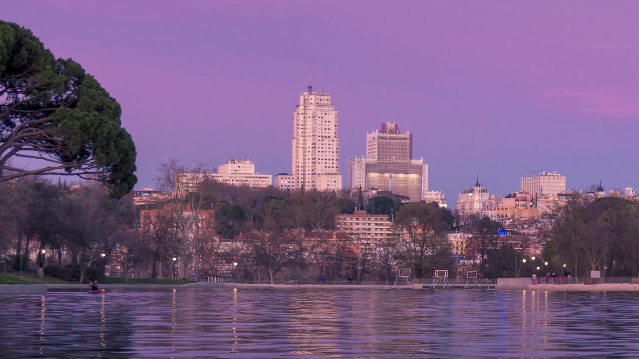 카사 데 캄포 호수의 일몰, 석양의 마드리드 반사