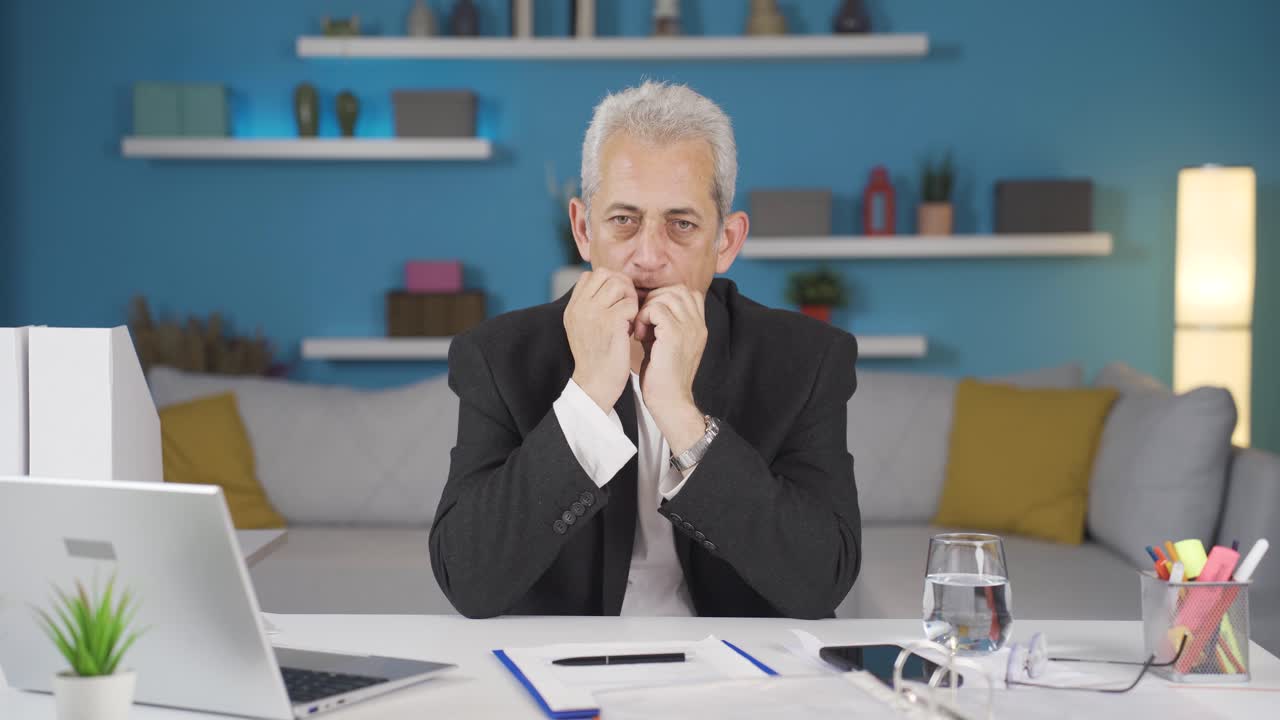 가정 사무직 노동자 남자가 카메라를 바라보며 손 ⁇ 을  ⁇ 고 있습니다.