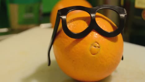 toma de seguimiento de la naranja con gafas, naranja de aspecto inteligente para el plan de dieta