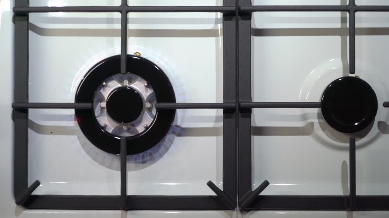 전자 점화 시스템과 함께 현대 주방 가스 스토브를 태우고
