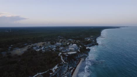 Spektakuläre-Vogelperspektive-Auf-Die-Ruinen-Von-Tulum,-Die-Das-Meer-Am-Horizont-Ausrichten