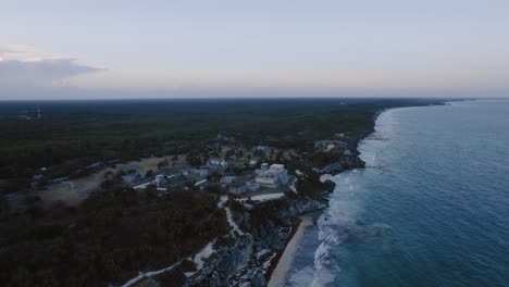 espectacular vista de pájaro de las ruinas de tulum, alineando el mar con el horizonte