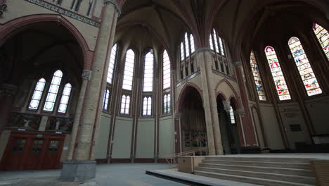 vista alrededor del enorme interior de la antigua iglesia gouda transformada en un lugar para eventos