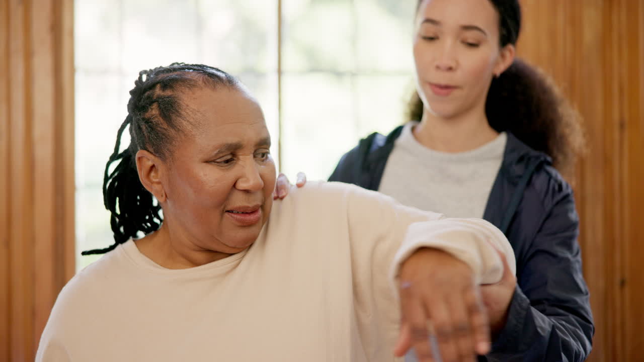 mujer mayor, fisioterapeuta