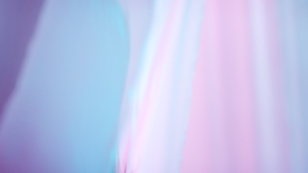 modelo, tela y cabello, en danza de viento con seda