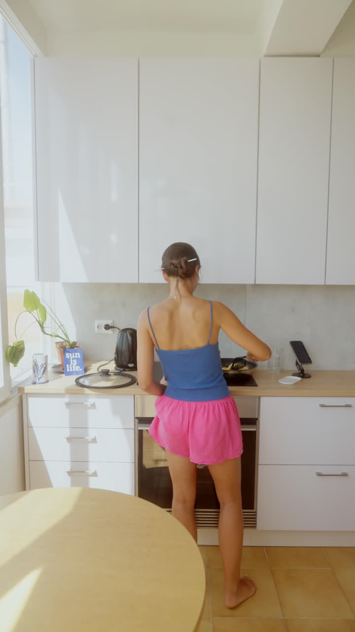 Donna che cucina in una cucina moderna