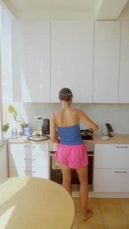 mujer cocinando en una cocina moderna