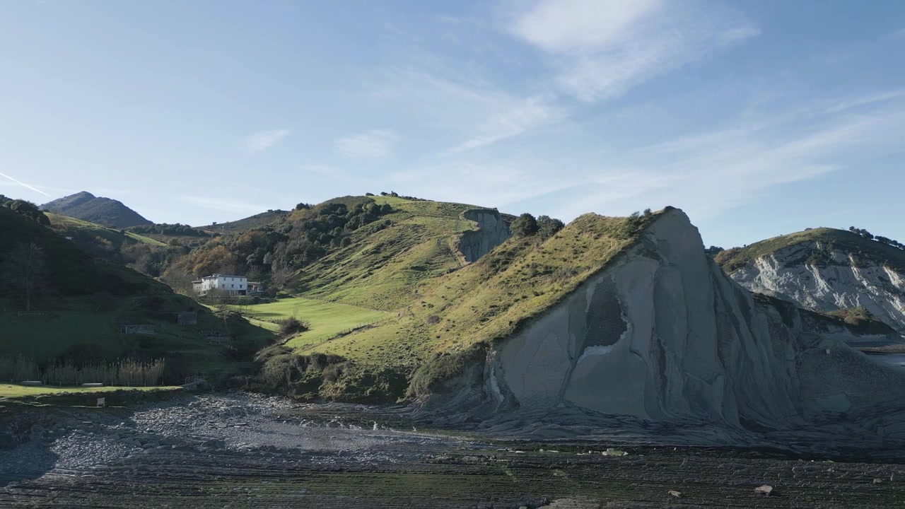 Upea ilmakuva vangitsee Sakonetan rannan ainutlaatuiset flysch-geologiset muodostelmat ja rehevät vihreät kukkulat, jotka ovat osa Baskimaan rannikon UNESCO Global Geoparkia Pohjois-Espanjassa.