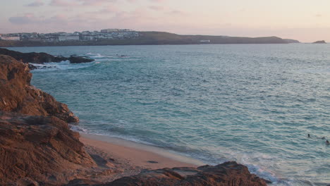 Idyllische-Meerlandschaft-Am-Kleinen-Fistral-Beach-Während-Des-Sonnenuntergangs-In-Newquay,-England---Statischer-Schuss