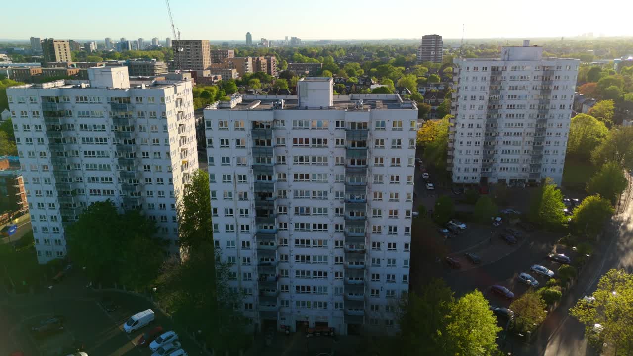 Luchtfoto van oude woontorens omringd door bomen in zomerzonlicht, Engeland.