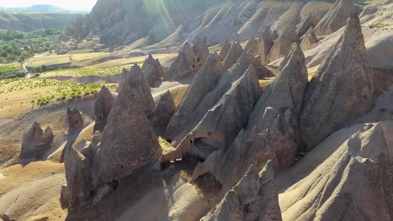 Toàn cảnh các khối đá ống khói tiên ở Cappadocia nhìn từ trên không.