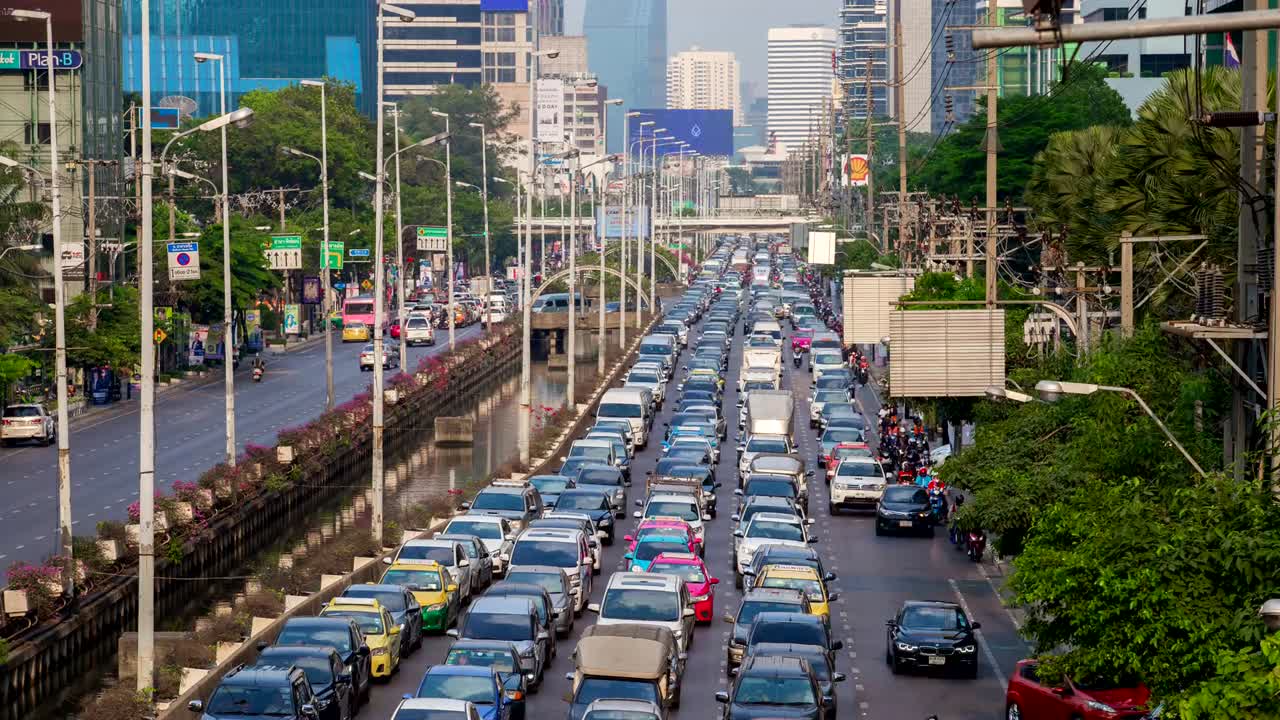 태국 방의 도로에서 시간 지연 교통.