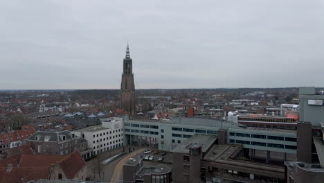 Hinter-Dem-Rathaus-Hochfahren-Und-Die-Wunderschöne-Skyline-Von-Amersfoort,-Niederlande,-Enthüllen