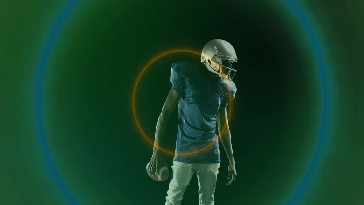 Giocatore di football americano che tiene il pallone, con animazione circolare luminosa su sfondo verde