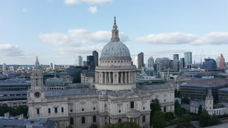 Orbit-shot-around-Saint-Pauls-Cathedral.-Historic-religious-building-on-Ludgate-Hill.-Baroque-church-with-large-dome.-London,-UK