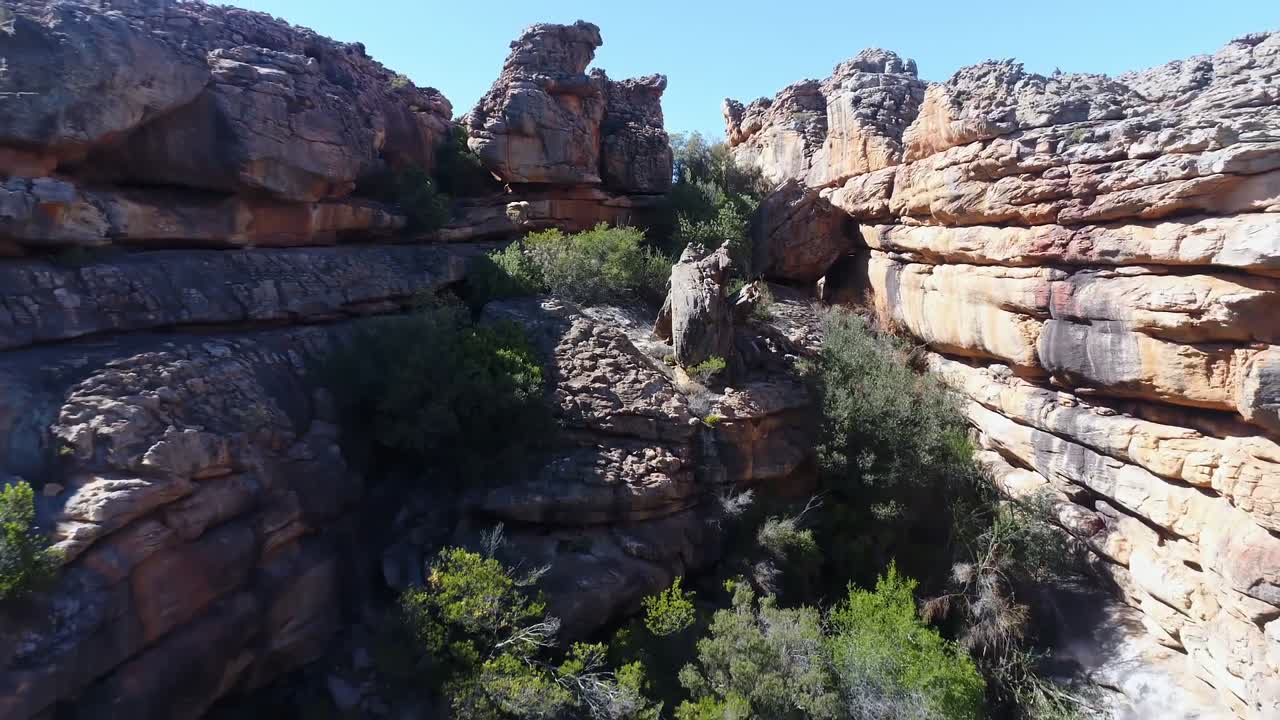 hombre highliner sentado en la cuerda en el campo 4k