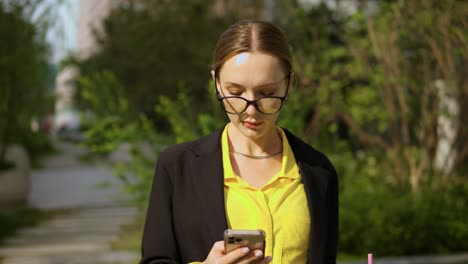 Oficinista-Mujer-Adulta-Mirando-La-Pantalla-Del-Teléfono