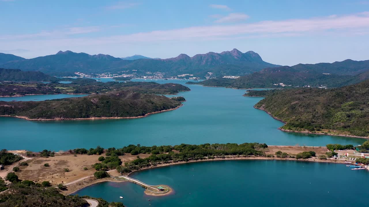 낮에는 높은 섬 저수지 청록색 물, 푸르른 언덕과 산책로, 중국 홍콩의 산쿵 반도 위로 공중 비행