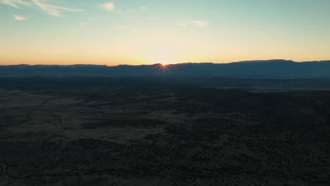 Vasto-Paisaje-De-Naturaleza-árida-Del-Desierto-Durante-La-Puesta-De-Sol-En-El-Sur-De-Utah,-EE.UU.