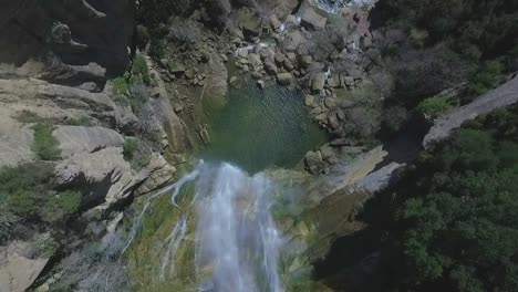 Cascada-A-Lo-Largo-De-La-Pared-Del-Acantilado-Escarpado-En-Sal,-Girona,-Cataluña