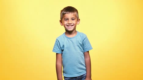 niño feliz saludando