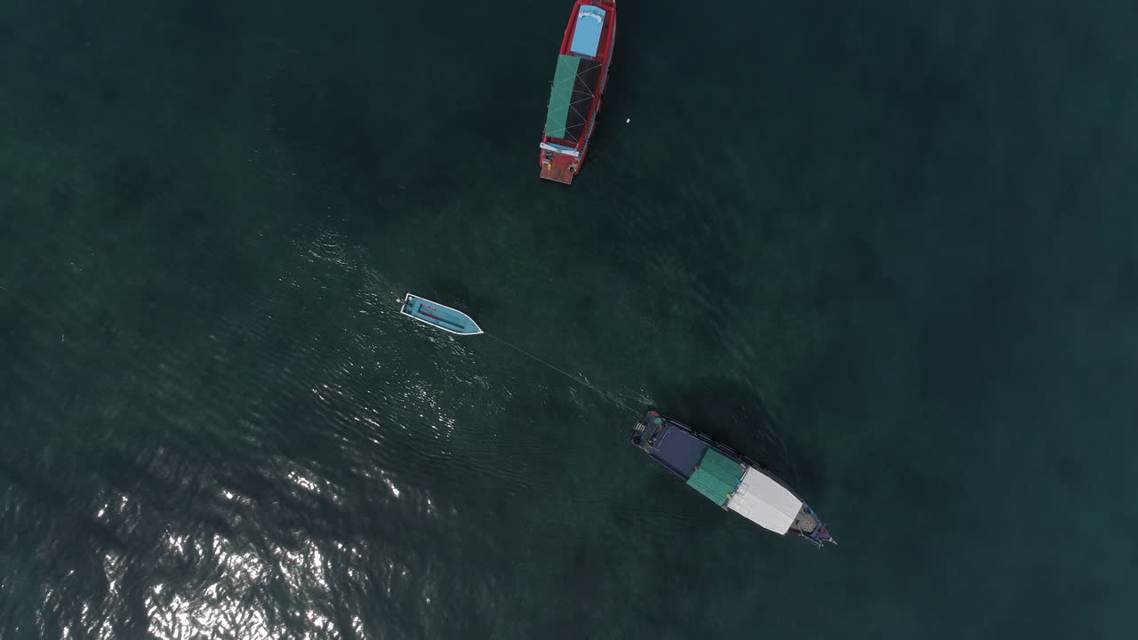 바다에 있는 3척의 배