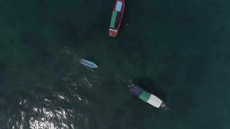 tres barcos en el mar