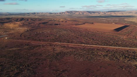 Mina-De-Hierro-Abierta-Y-Tren-En-El-Desierto-Australiano.