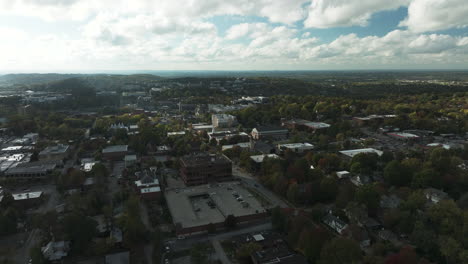 vista aérea del centro de fayetteville cerca del monte sequoia en arkansas, estados unidos