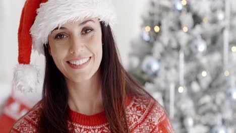 Hermosa-Joven-Sonriente-Con-Un-Sombrero-De-Papá-Noel