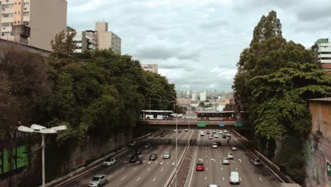 São-Paulo-traffic-view-from-Jaceguai-Viaduct,-at-Liberdade-region,-japanese-neighborhood