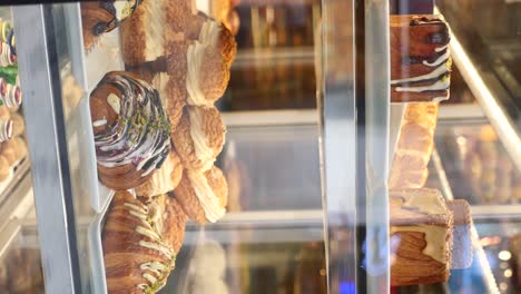 una vitrina de pasteles deliciosos en una panadería