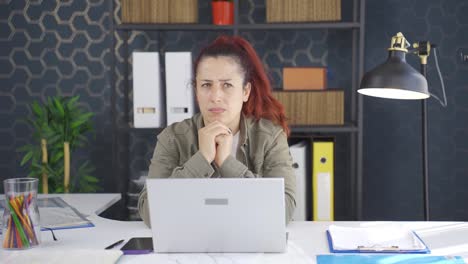 una mujer de negocios que tiene un colapso nervioso.