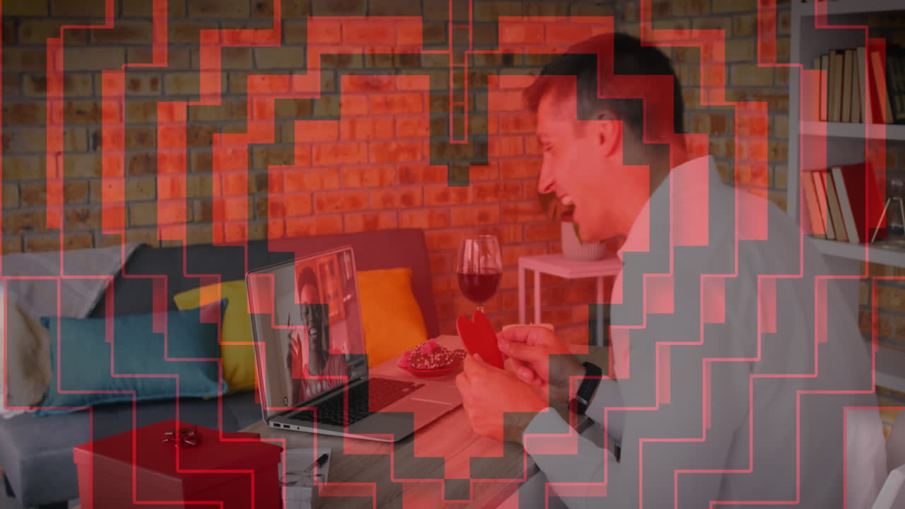 노트북에서 비디오 통화를 하는 동안 심장 모양의 플래카드를 들고 있는 백인 남성 위의 픽셀화 된 심장