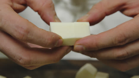 chef tiene rebanadas de rábano picante en las manos