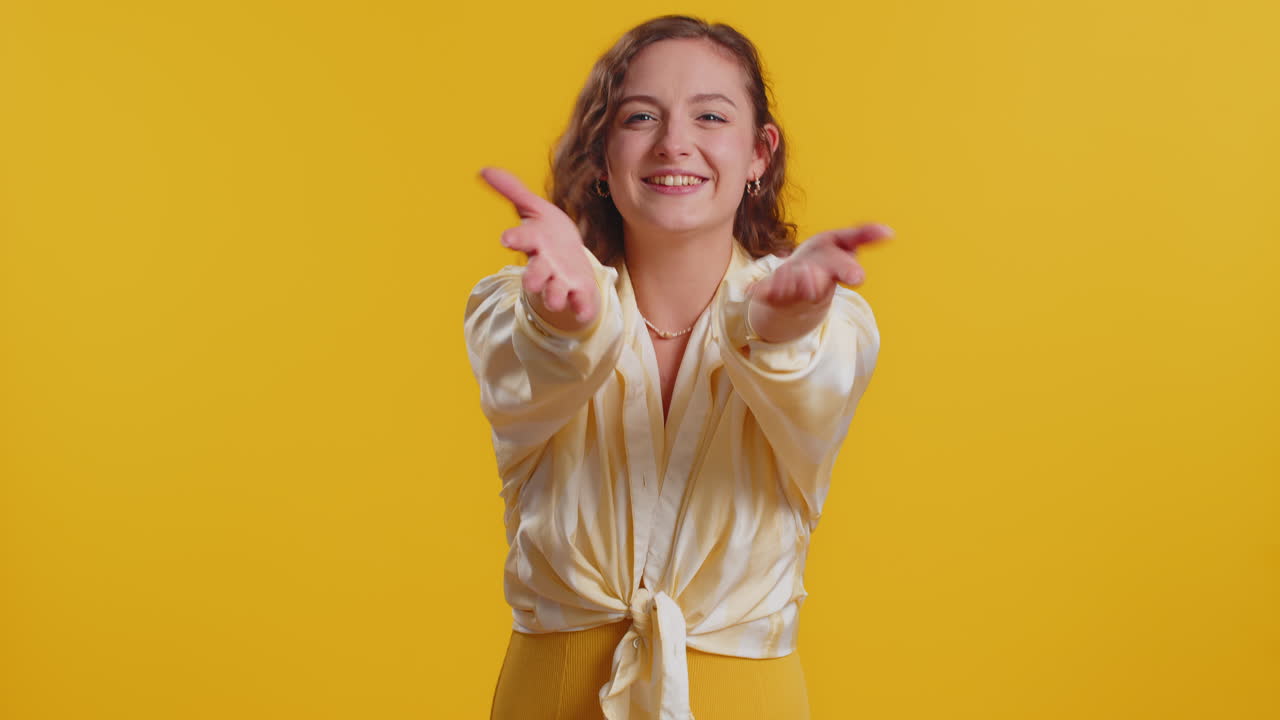 joven mujer extender las manos y dar un abrazo a usted expresión agradable amor sentimientos orgullosos satisfechos