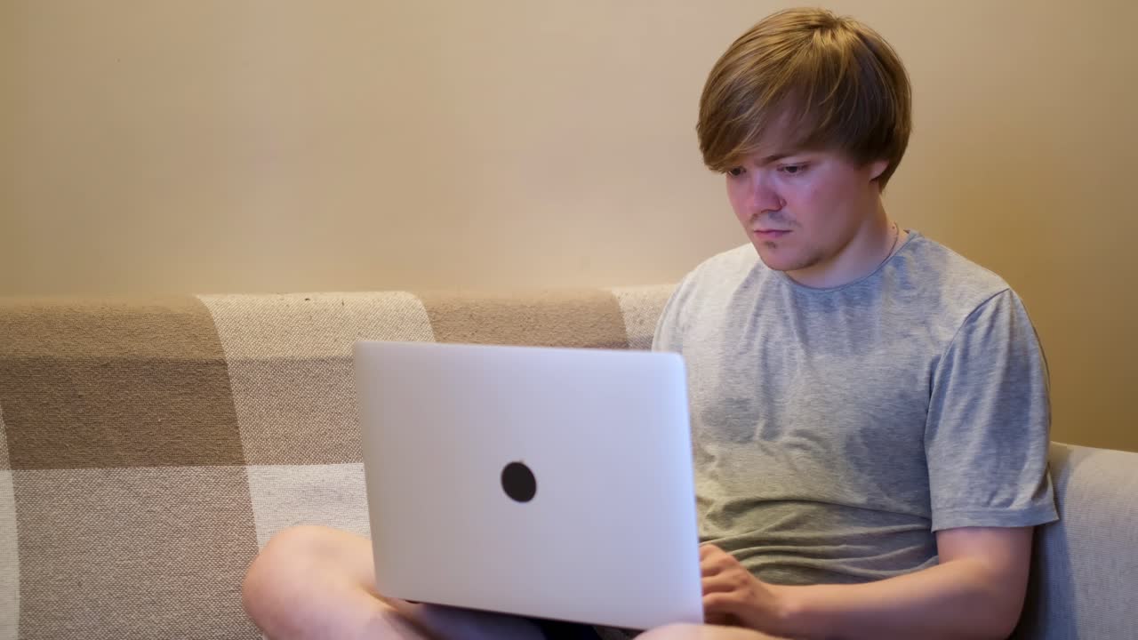hombre trabajando en una computadora portátil en casa