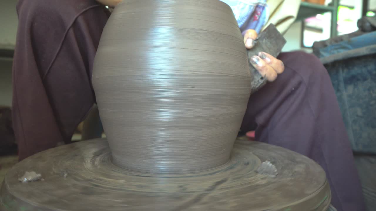 cerrar la mano haciendo jarro o jarrón, paso de barro