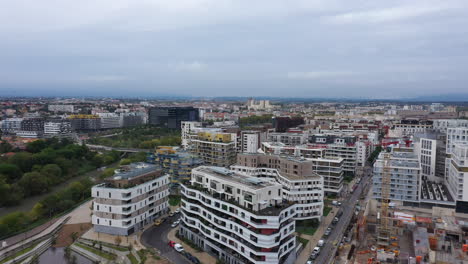 Vista-Aérea-Nublada-Sobre-Edificios-Residenciales-Modernos-Montpellier-Francia