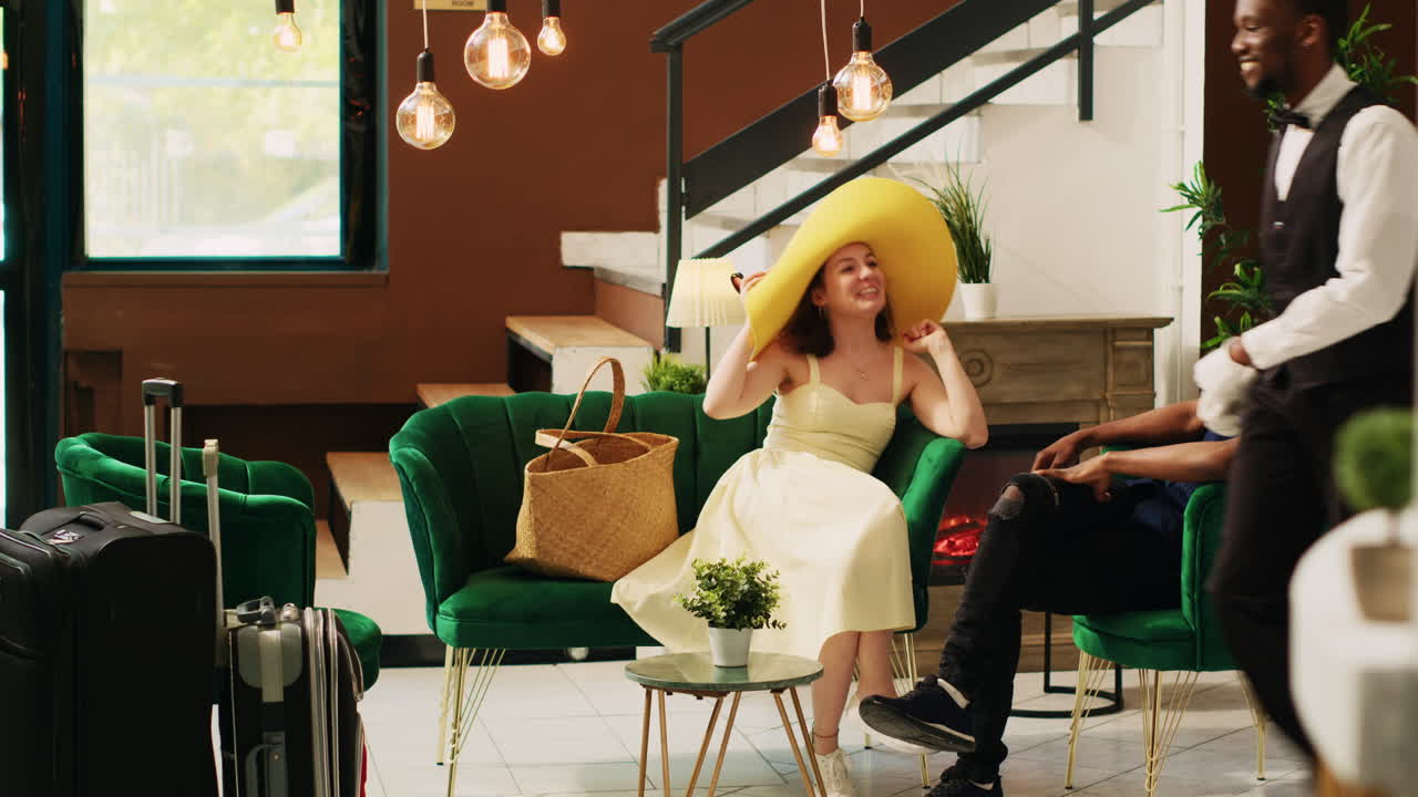 짐 을 운반 할 것 을 제안 하는 호텔 의 호스트