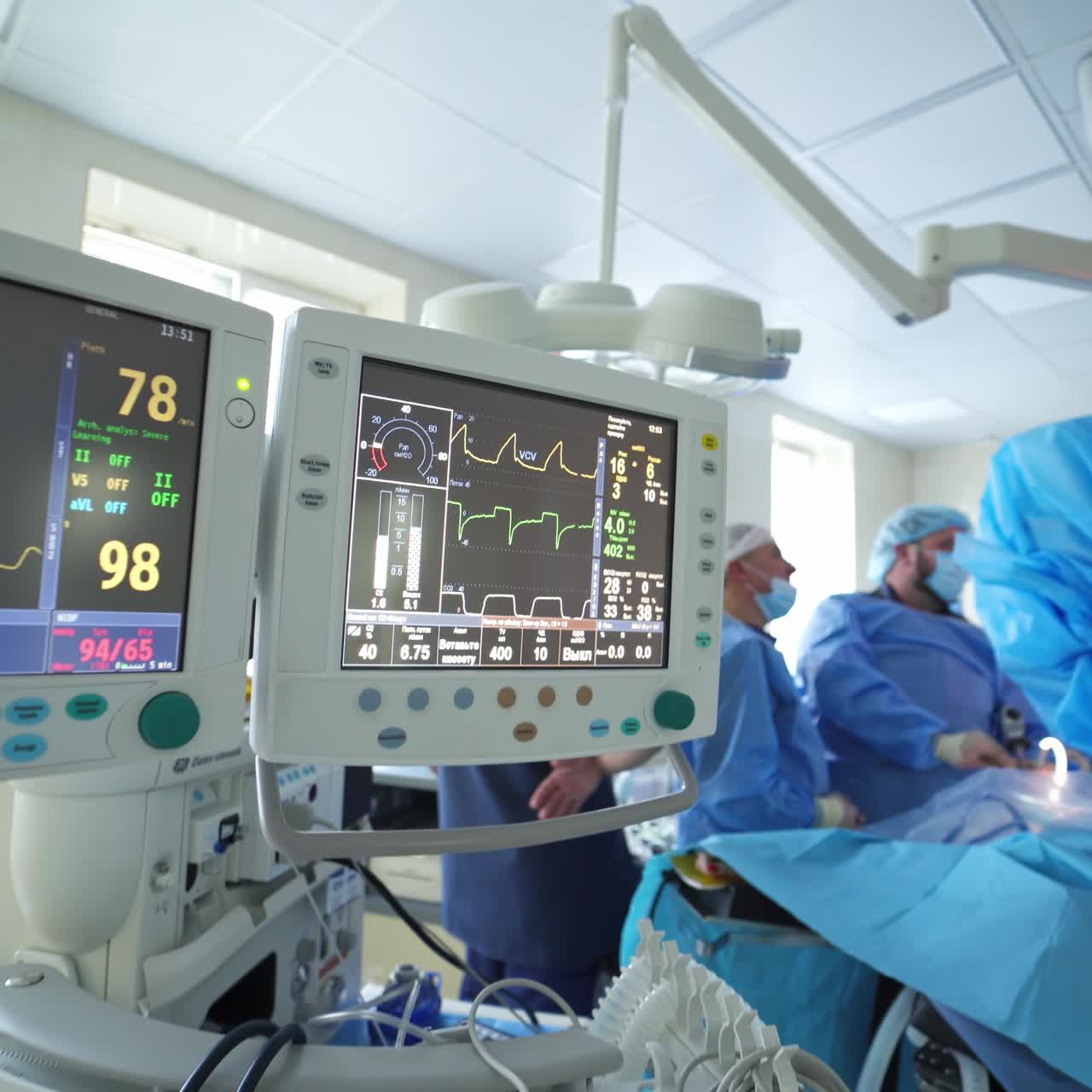 Moderne attrezzature mediche per la cura della salute dei pazienti. Monitor medicale in sala operatoria