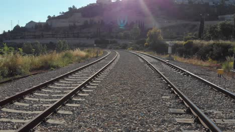 vías de tren en el paisaje rural