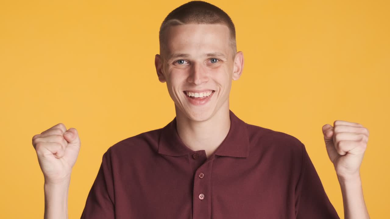 흥분 된 사람 은 행복 한 몸짓 으로 축하 하고 있다