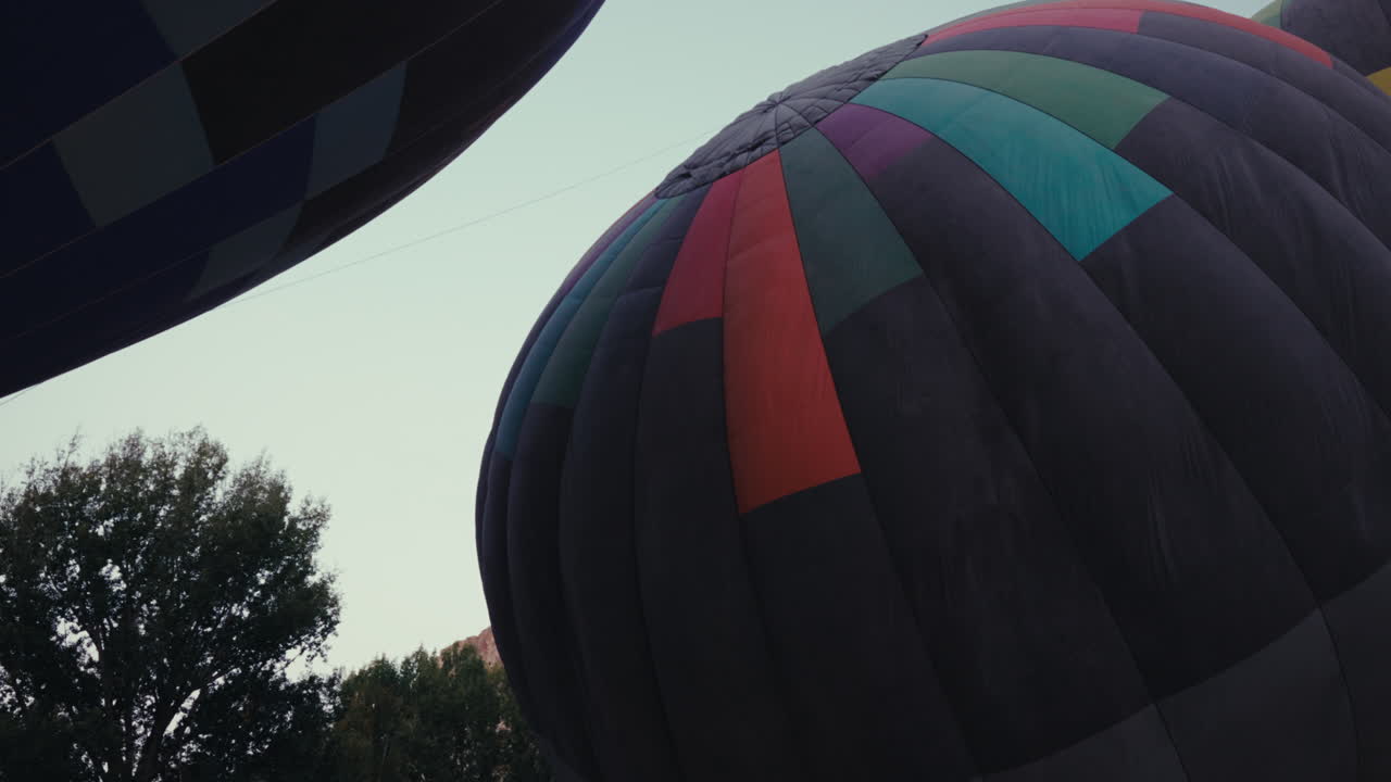 globos de aire caliente en el cielo