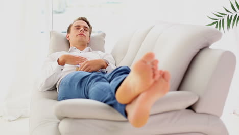 un joven agotado se queda dormido después de leer.